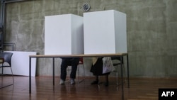 "Izborni proces u Srbiji zahteva dalja, konkretna poboljšanja i reforme", poručuje EU. (na arhivskoj fotografiji glasanje na jednim od izbora prethodnih godina u Srbiji)