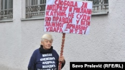 Neki od branilaca zatražil su psihijatrijsko vještačenje Sinđelića. Foto ispred sudnice tokom suđenja