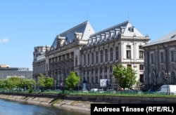 În primul an de după aderarea României la Uniunea Europeană în instanțele românești se aflau un milion de dosare legate de conflicte privind retrocedările. Nu numai contra statului, numeroase, dar între cetățeni. Legile de retrocedare au fost atât de prost întocmite încât au nemulțumit deopotrivă și pe foștii proprietari și pe cei care le preluaseră și, de multe ori, și pe vecini. Multe dintre aceste procese au ajuns la CEDO, unde statul român încă plătește despăgubiri. În imagine, Înalta Curte de Casație și Justiție din București, inaugurată în 1895 de primul proprietar al Peleșului, Regele Carol I.