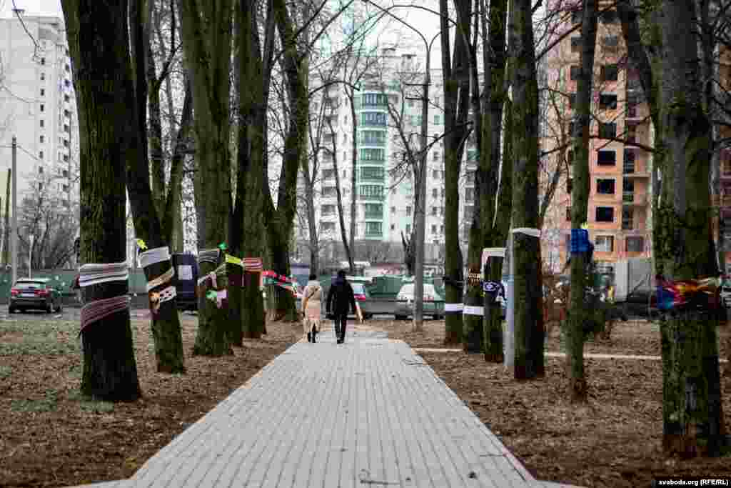 Мясцовыя жыхары кажуць, што для іх сквэр &ndash; адзіны зялёны кавалак у раёне Грушаўкі. Падчас будаўніцтва ўжо зьнішчылі шмат дрэваў. У раёне жыве шмат моладзі і сем'яў з дзецьмі &ndash; пайсьці на шпацыр асабліва няма куды.