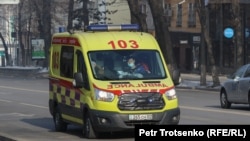 Коронавируска чалдыккандарды ташыган «Тез жардам» автоунаасы. Алматы. Январь, 2021-жыл.