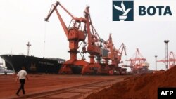 Dheu, që përmban elemente të ndryshëm të mineraleve të rralla të tokës, i grumbulluar për t'u ngarkuar në një anije në një port në Kinë.