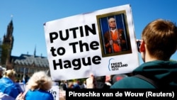 Протестувальники біля будівлі Міжнародного суду ООН з вимогою заарештувати керівника Росії Володимира Путіна. Гаага, Нідерланди, 7 травня 2024 року