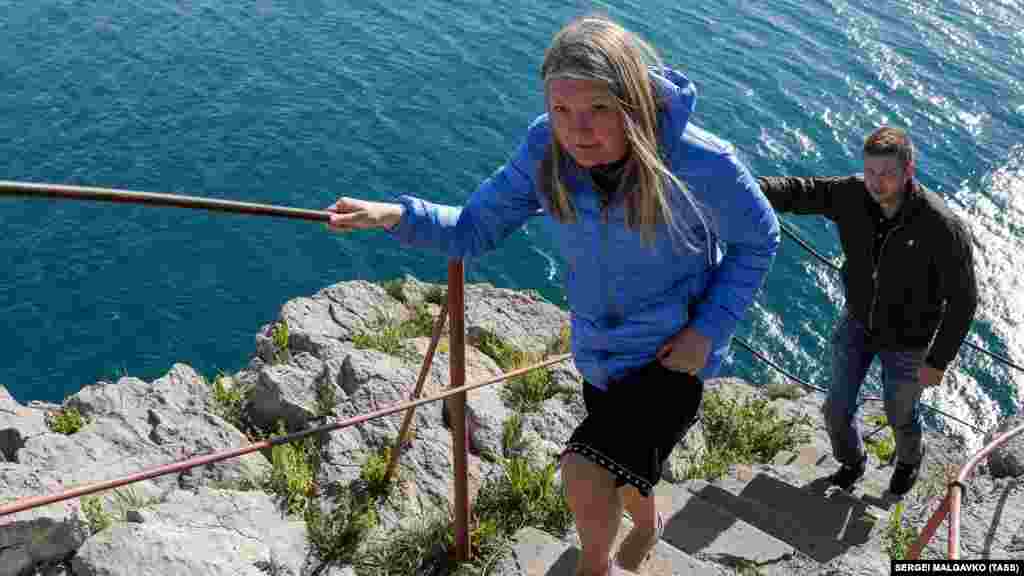 Simeizde, qasaba ve deñizniñ acayip manzaralarınıñ açılğan bir çoq baqış noqtası bar. Eñ ekstremal olğanlarından biri, uçurımnıñ üstünde Mavı körfezniñ manzarası açılğan Diva qayasındadır