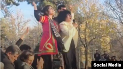 نرگس محمدی و سپیده قلیان (سمت چپ) در مراسم هفتم خسرو علیکردی در مشهد