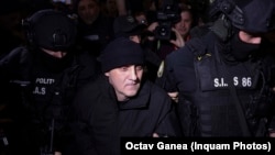 Mercenarul Horațiu Potra, extrădat din Dubai, este escortat de forțele speciale ale Poliției Române pe Aeroportul Otopeni, pe 20 noiembrie 2025.