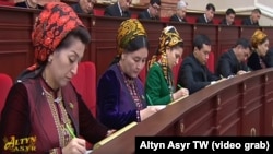 Türkmen parlamentinde diňe ýaşyl reňkli ruçkalar bilen bellik alýan kanun çykaryjylar. Döwlet telewideniýesinden düşürilen surat.