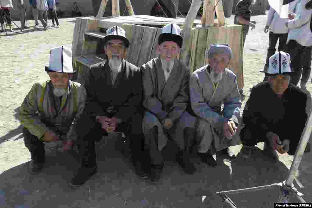 Көлөкөлөп отурган аксакалдар - кино каармандар.