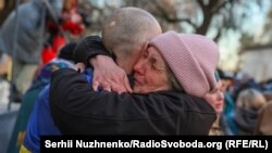 Imagine cu caracter ilustrativ, cu un soldat ucrainean eliberat după cel mai recent schimb de prizonieri, din 19 martie 2025.