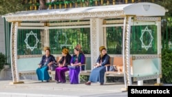 Занон ҳангоми интизорӣ дар истгоҳи мусофирбарҳо дар Ишқобод. Акс аз соли 2018