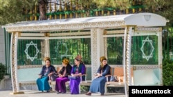 Түркімен әйелдері автобус аялдамасында отыр. Ашғабат, 2018 жылғы сурет.