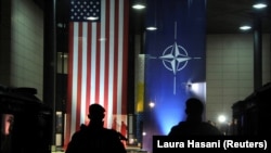 د امریکا او ناټو بیرغونه