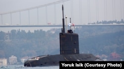 Російський дизель-електричний підводний човен «Ростов-на-Дону» проходить через протоку Босфор, 2015 рік. Ілюстративне фото