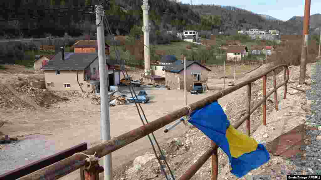 Pogled na džamiju u Donjoj Jablanici sa željezničkog nadvožnjaka. Džamija je bila zatrpana lavinom i muljem nakon lavine, a na njenom krovu se još nalazi narandžasti kompresor. Držeći se za kompresor koji je plutao, spasio se efendija Semir Jahić, koji je loš plivač. Na isti način je njegova supruga Amra uspjela spasiti sebe i dvoje njihove djece. 