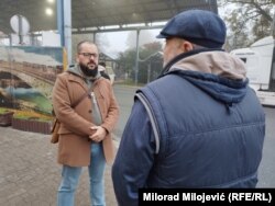 Magomed iz Čečenije (okrenut leđima) u razgovoru sa novinarom Radija Slobodna Evropa, Gradiška, 8. novembar 2024. godine