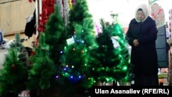 Бішкек базарында шырша сатып тұрған адам. Қырғызстан, 21 желтоқсан  2015 жыл.