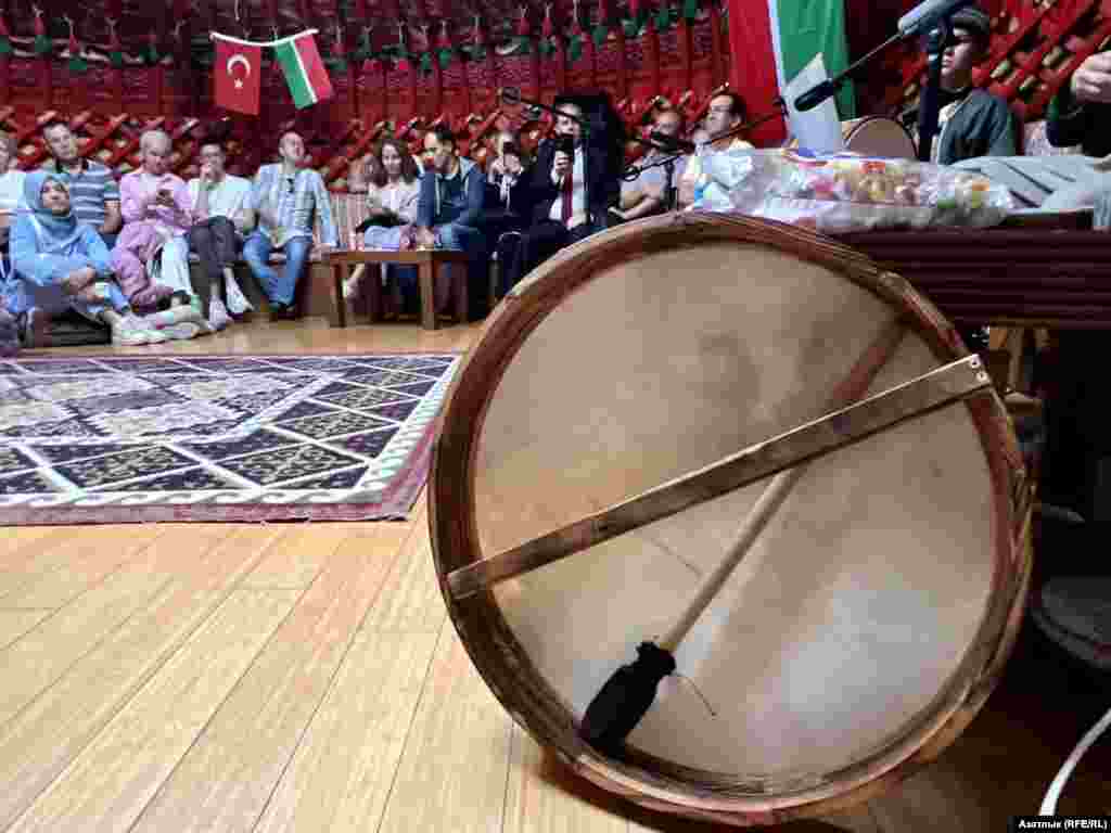 "Алпар" үзләре кулланган музыка уен коралларын үзләре дә заказга ясый. Мәсәлән, менә бу - дәф.