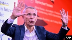 Норвезький політик і колишній секретар НАТО Єнс Столтенберг на 77-му Франкфуртському книжковому ярмарку, Німеччина, 17 жовтня 2025 року