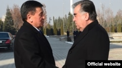 Эмомали Рахмон и Сооронбай Жээнбеков. Архивное фото