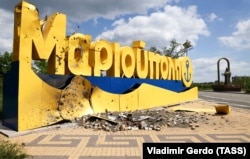 Ушкоджена обстрілом стела на в'їзді до міста Маріуполь з боку Бердянська