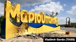 Пошкоджена обстрілами стела на в’їзді до міста Маріуполь з боку Бердянська