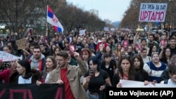 Protest u Novom Sadu posle napada na studente u tom gradu, 28. januar 2025. Portparol Evropske komisije rekao je da je ta institucija zabrinuta zbog incidenata protiv demonstranata, te da očekuje brzu istragu srpskih vlasti. 