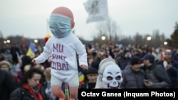 Specialiștii au remarcat ruptura de comunicare care a apărut între persoanele care cred în eficiența vaccinului și cei care nu vor să se vaccineze. Imagine generică de la un protest din București, 2021