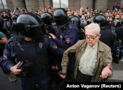 Images of Yury Sternik's arrest by police on September 9 quickly spread.