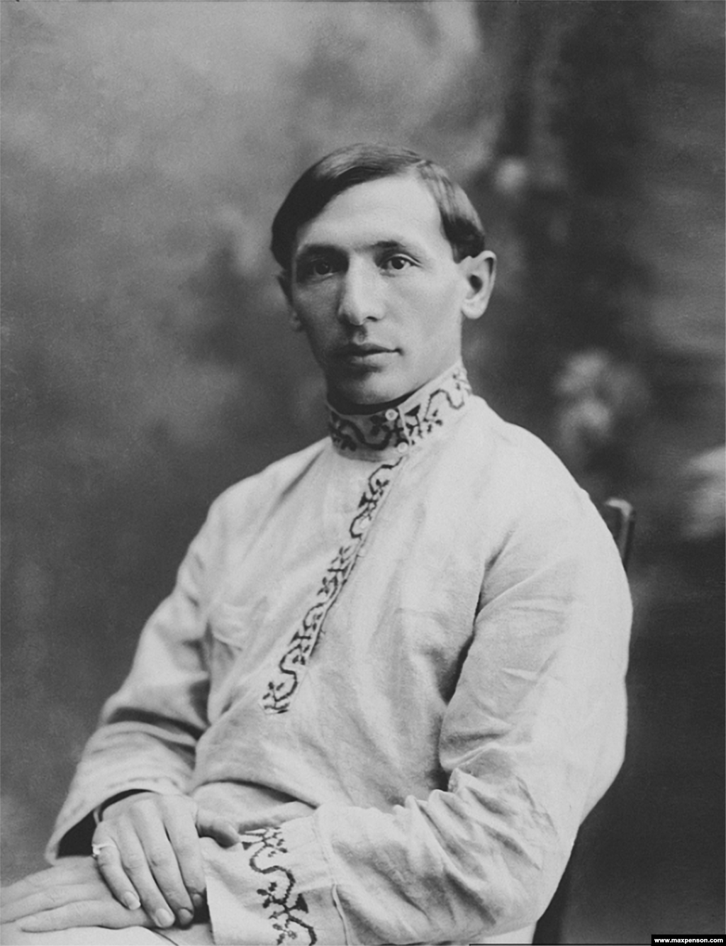 Max Penson s-a născut în 1893 într-o familie de evrei din vestul Rusiei. În 1914, familia lui s-a mutat în Uzbekistanul de astăzi, iar Max a învățat singur fotografia. Din 1926, a lucrat ca fotojurnalist.