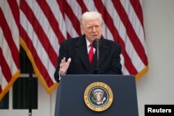 Президент США Дональд Трамп виступає під час щорічної церемонії помилування індиків на День подяки в Рожевому саду Білого дому у Вашингтоні, округ Колумбія, США, 25 листопада 2025 року