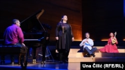 Antonija Batinić, vokalistica iz Bosne i Hercegovine tokom probe u Skoplju 16. septembra 2025.