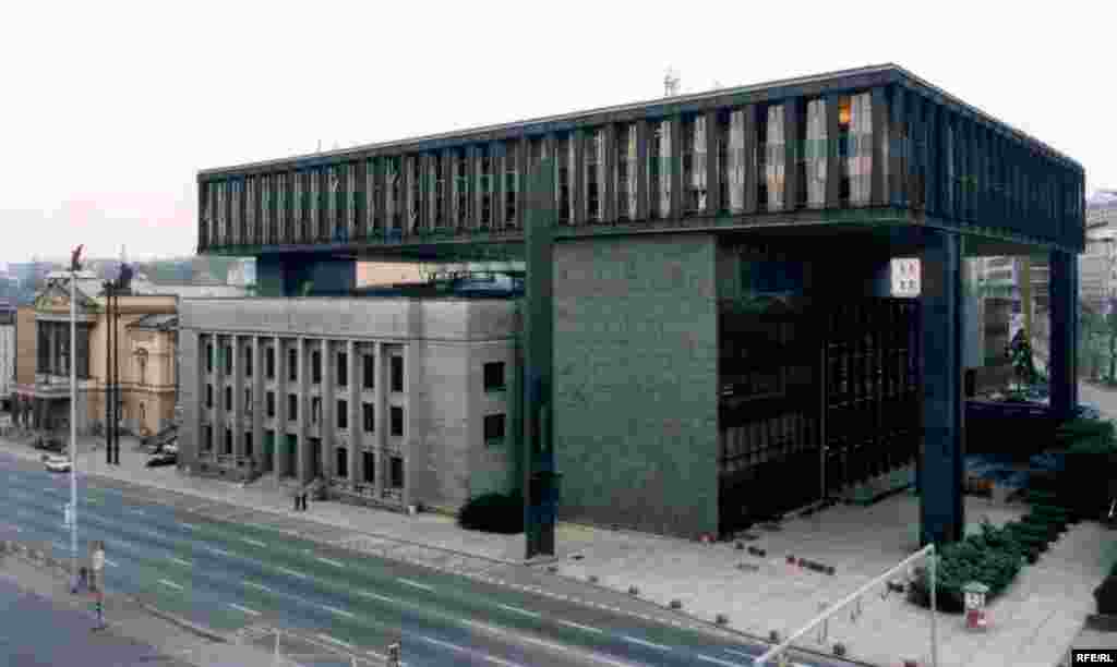 Прага үзәгендәге бина, Азат Европа/Азатлык Радиосы монда 1995 елда Мюнхеннан күченә. Татар-башкорт хезмәте бу бинада 15 елга якын эшли