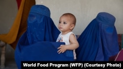 خوراځواکی ماشوم له خپلې مور سره