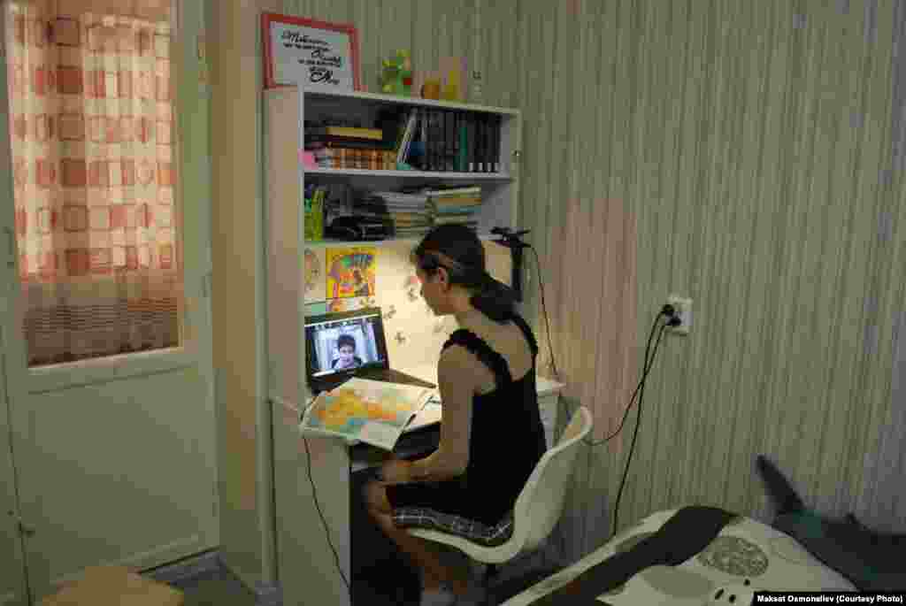 "Айрым сабактарды кээде түшүнүү кыйынга турат. Ал эми онлайн окуган андан да кыйын", - дейт 7-класстын окуучусу Яна Кириллова. Ал Кара-Балта шаарындагы №6 мектеп гимназиясында окуйт.&nbsp;