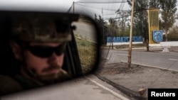 Украинский военный проезжает по дороге на Краматорск. Иллюстративное фото