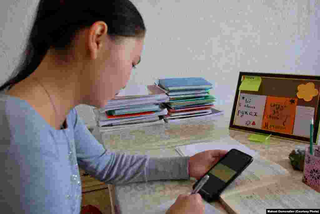 Айпери Чаек айылындагы Т.Турсунбаева атындагы мектеп-гимназиясында 11-класста окуп жатат. "Быйыл мен мектепти аяктап жатам. Жаңы темалар болгондуктан аралыктан окууда кыйынчылыктар көп. Бирок баары сенин колуңда дейт эмеспи, мен жакшы окуганга аракет кылып жатам", - деди ал бизге.&nbsp;