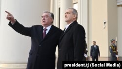 Эмомалӣ Раҳмон ва Масъуд Пизишкиён дар Душанбе дар рӯзи 16-уми январ дар Душанбе.