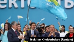 Называвшаяся «Нур Отаном» партия власти, лидером которой был Нурсултан Назарбаев, после Кровавого января стала «Аманатом»