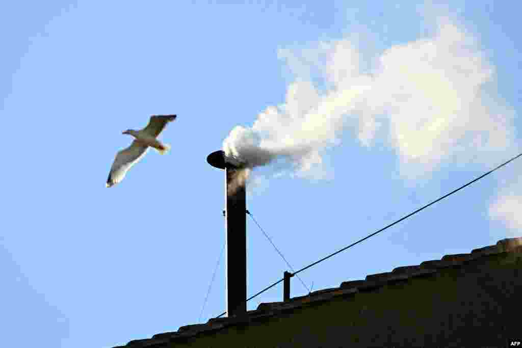 А 18:12 рымскага часу з коміну Сыкстынскай капліцы ў Ватыкане пайшоў белы дым. Гэта традыцыйны знак таго, што каталіцкі сьвет атрымаў новага пантыфіка.