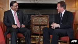 Pakistan's President Asif Ali Zardari (left) meets with British Prime Minister David Cameron.