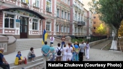 Бахмут, День прапору, 2014 рік. Місцеві активісти біля будівлі колишньої Земської управи, де в 1918 році вперше на Донбасі було піднято український прапор