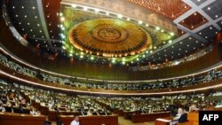 د تحریک انصاف غړو د ۲۰۲۲ز په اپرېل کې د عمران خان تر ګوښه کېدو وروسته استعفاګانې ورکړې وې - پخوانی انځور.