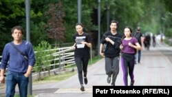 «Назарбаевтан – Шындыққа» челленджінің авторы азаматтық белсенді Темуджин Дүйсен (ортасында) жүгіріп барады.  Алматы, 21 маусым 2019 жыл.