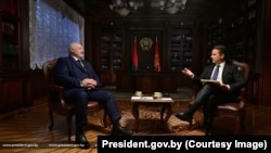 Олександр Лукашенко дає інтерв'ю з журналістом Саймоном Шустером, Мінськ, липень 2025 року 