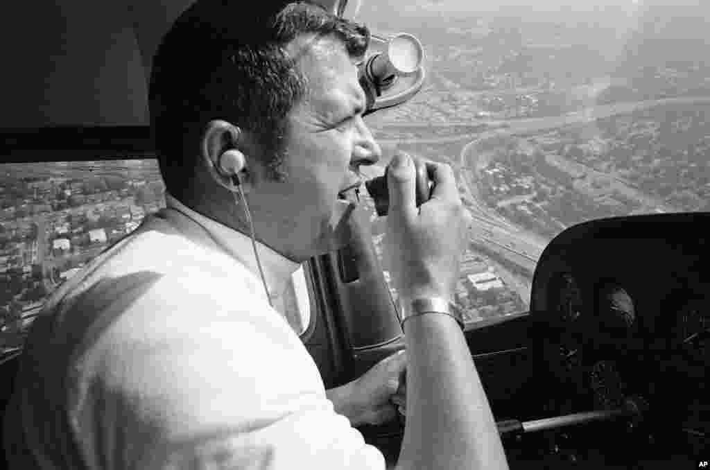 Після повернення до США, Пауерс працював льотчиком-випробовувачем у Локхіді з 1962 по 1970 рік. Пізніше він став пілотом вертольоту і репортером служби безпеки для KNBC News у Лос-Анджелесі. Тут Пауерс повідомляє про трафік на радіостанції в 1973 році