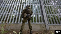 Grănicer polonez la frontiera consolidată cu R. Belarus (imagine de arhivă) 