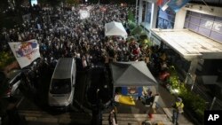 Protesti ispred RTS-a u Beogradu, 17. april 2025. 