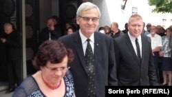  László Tőkés (centru)