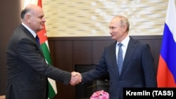 არქივის ფოტო. ასლან ბჟანია (მარცხნივ) და ვლადიმირ პუტინი