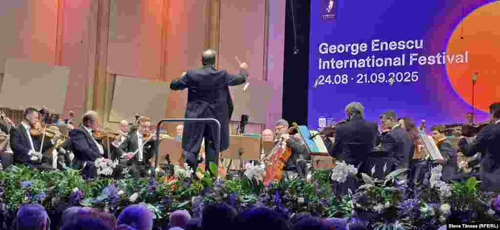 Dirijorul Danielle Gatti livrând audienței bucureștene cea mai puțin cunoscută simfonie a lui Beethoven. Simfonia a VI-a, Pastorala. Schumann-ul din program a fost interpretrat de pianistul Kirill Gerstein. 